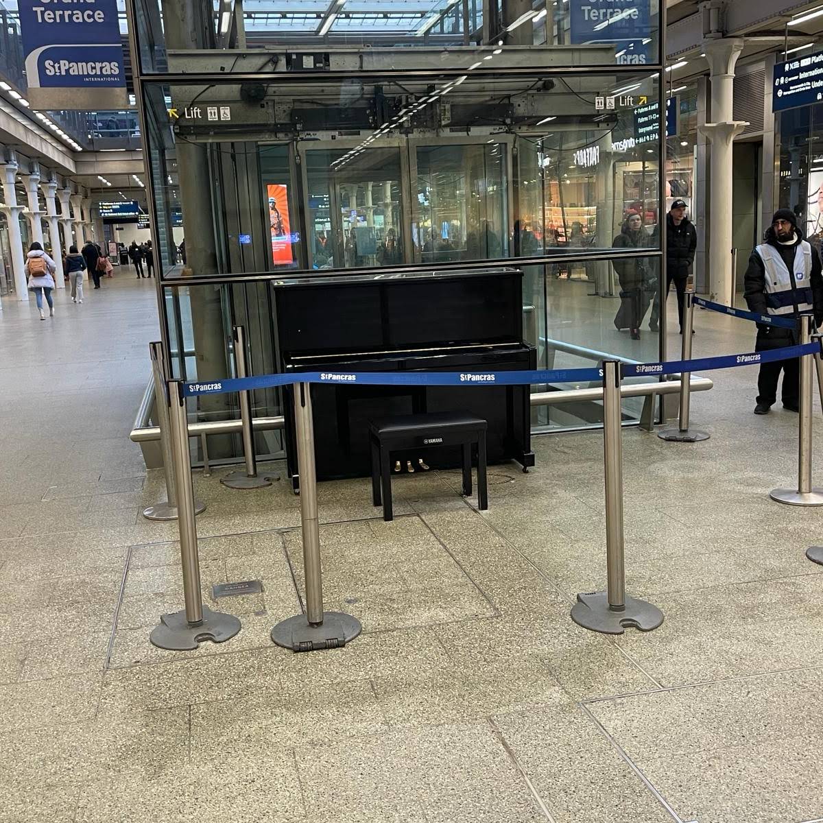 odgrodzone pianino na st pancras station